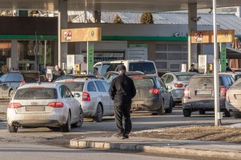 Most hagyta el a 8 lejt, s már a 9 lejes üzemanyagárról kérdezik a minisztert