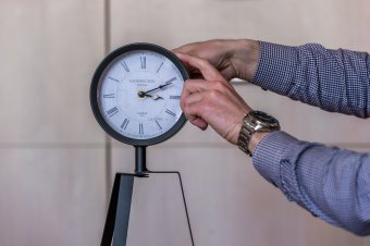 Megosztja a romániaiakat az óraátállítás kérdése