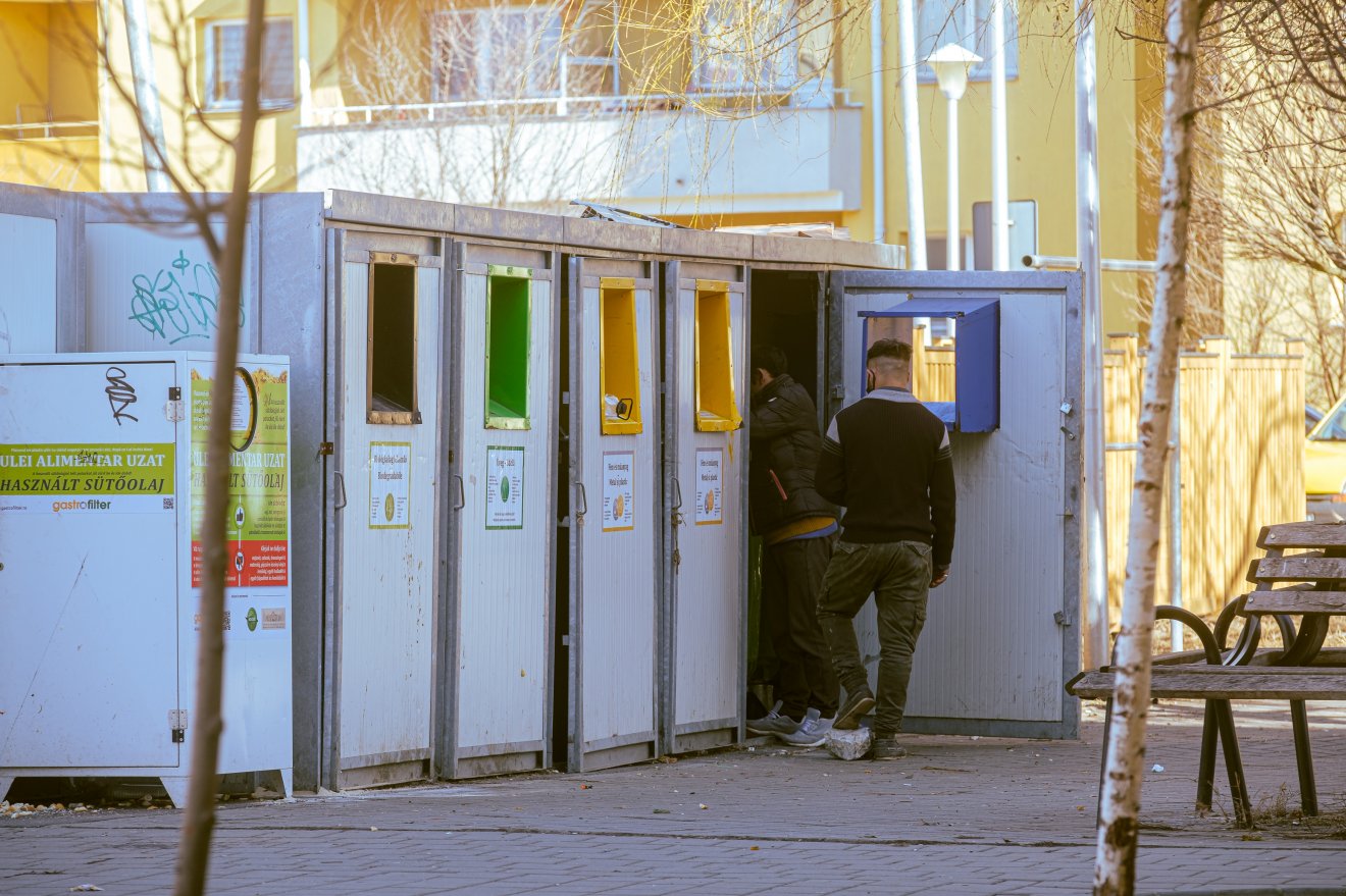 Kezdetben zárhatók voltak. Ma már játszi könnyedséggel nyitják ki a szekrény típusú szeméttárolók ajtajait •  Fotó: Veres Nándor