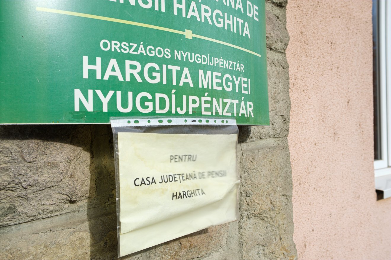 Október végéig mindenkihez eljutnak a határozatok – ígérik a Hargita Megyei Nyugdíjpénztárnál •  Fotó: Veres Nándor