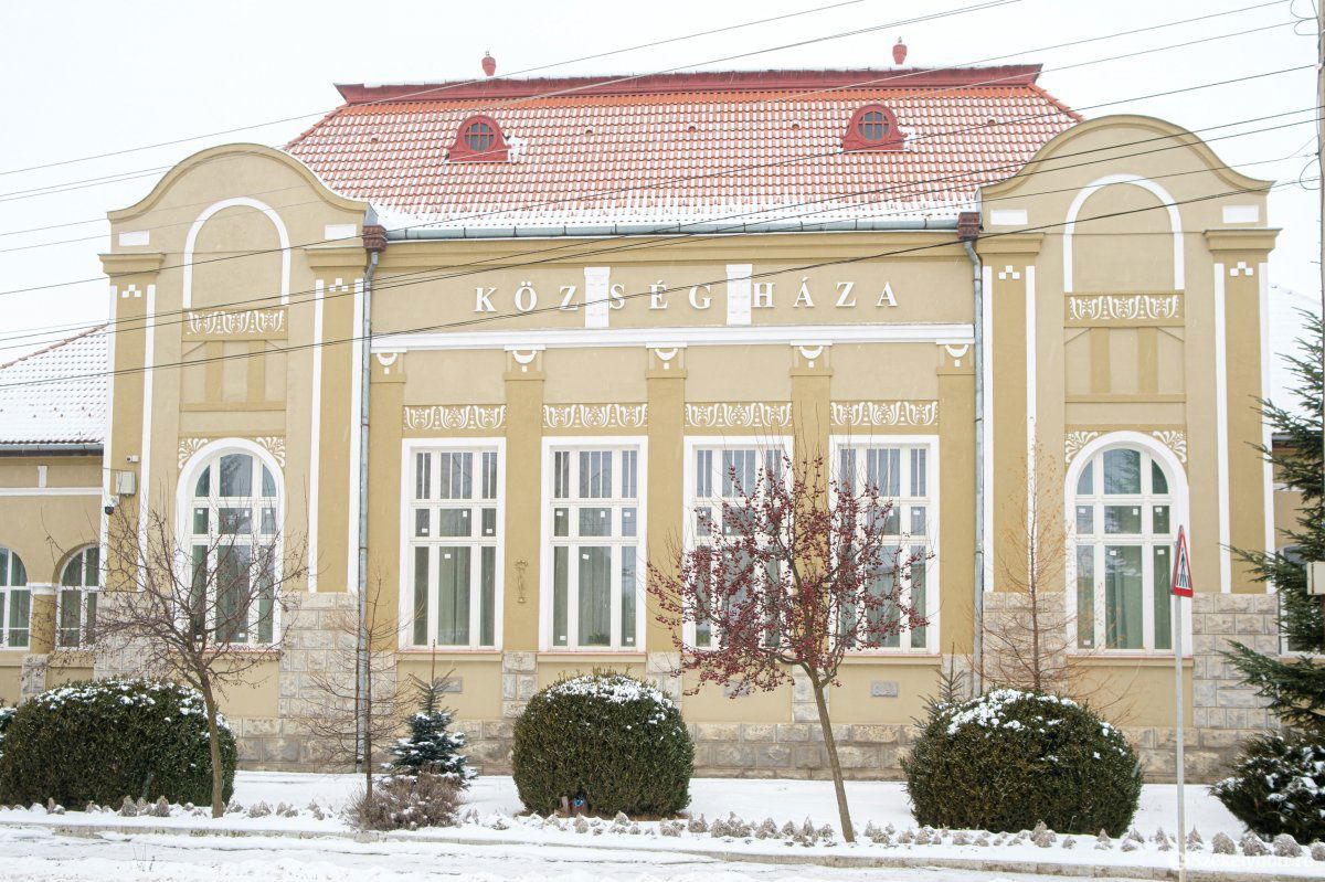 A csíkszentdomokosi községháza. Minimális személyzettel dolgoznak &bullet;  Fotó: Veres Nándor
