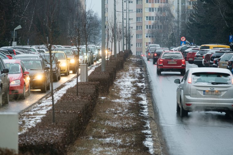 Környezetvédelmi miniszter: senki nem akarja megtiltani, hogy az emberek évi 6500 kilométernél többet autózzanak