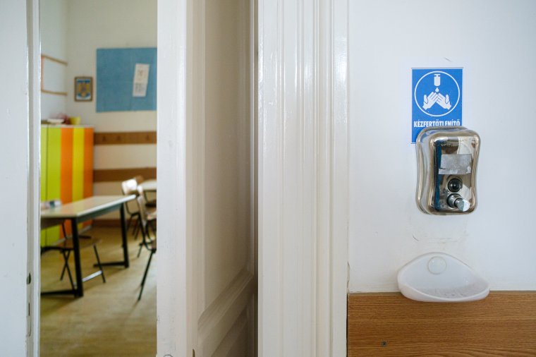 A járványtani intézet vezetője szerint veszítenek agresszivitásukból a koronavírus újabb mutációi