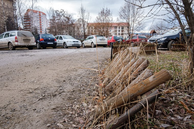 Még idén elkészül az új parkoló, közvécé is lesz a csíkszeredai Gál Sándor térnél