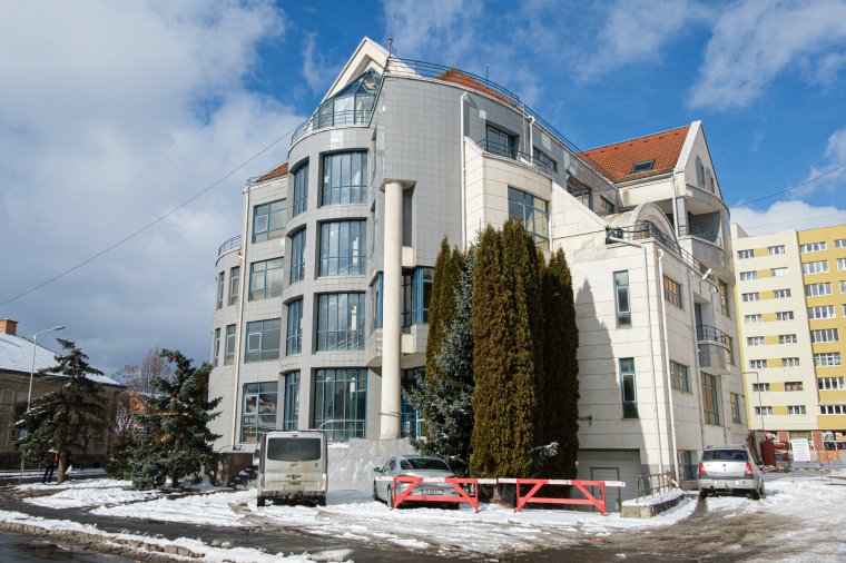 Nemsokára a volt Postabank épületébe költözhet a csíkszeredai városháza több osztálya