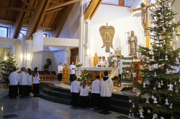 A magyar kormány támogatásával sikerült kicserélni a Szent Ágoston-templom ablakait