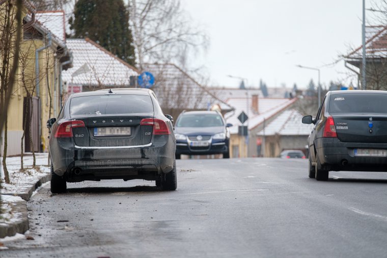 Válasz a tiltó táblákra: a magas kapubejárók miatt kell az utcán parkolni