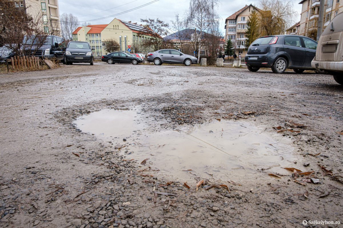 Ráfér a felújítás a körparkolóra és környékére is. Idén várhatóan ez megtörténik •  Fotó: Veres Nándor