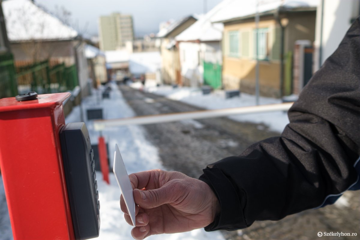 Csak így történhet ezentúl behajtás a sétálóutcába az időkorláton kívül •  Fotó: Veres Nándor