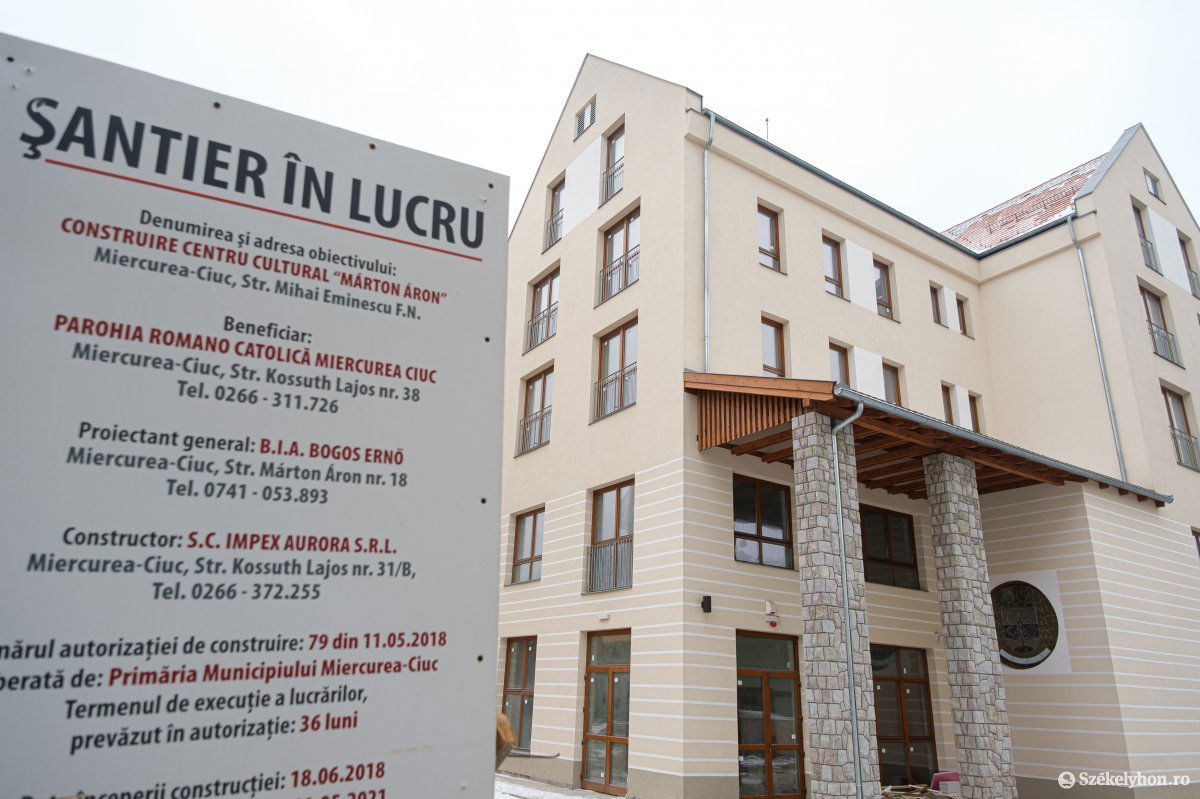 A négyszintes kulturális központ előtti tér kialakítását tavasszal végzik el •  Fotó: Veres Nándor