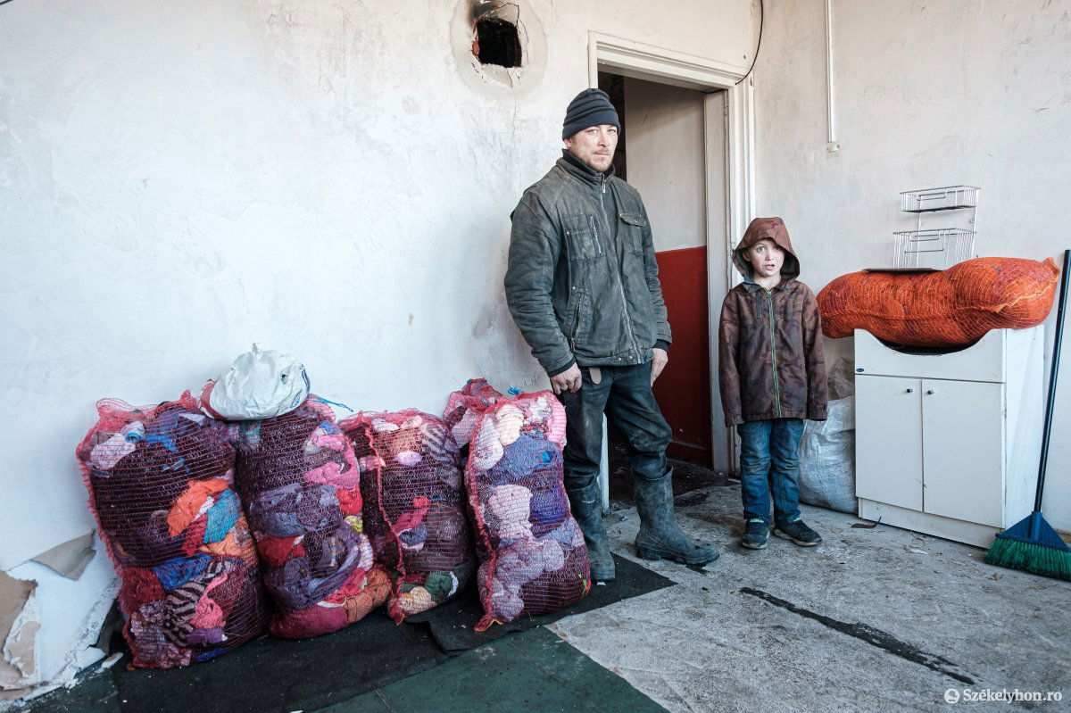 A családfő, Petrikó József és egyik gyereke •  Fotó: Veres Nándor