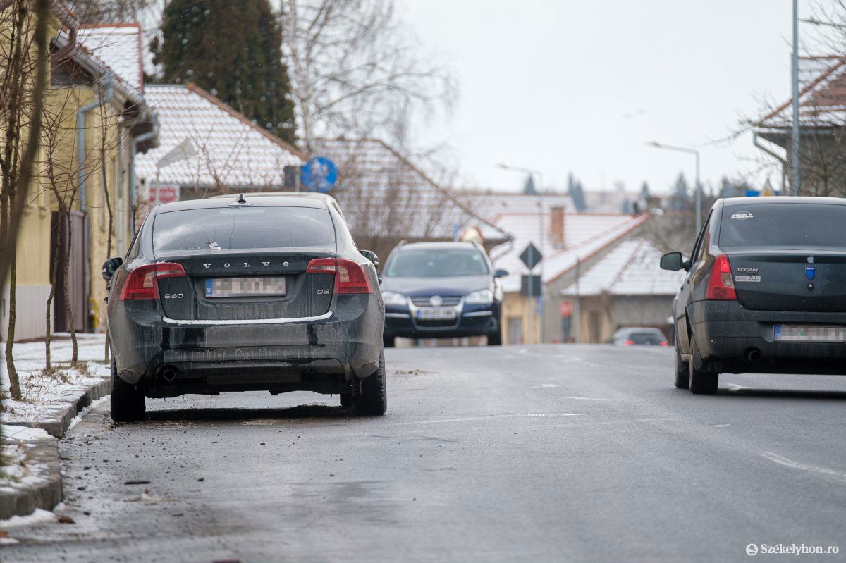 A kétirányú forgalom nem fér el az utcán parkoló autók miatt •  Fotó: Veres Nándor