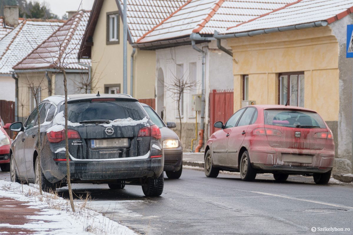 A kétirányú forgalom nem fér el a parkoló autók miatt a zsögödi főutcán •  Fotó: Veres Nándor