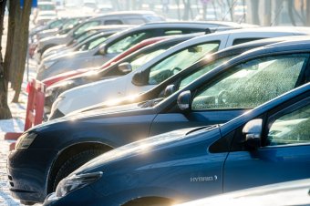 Beletapostak a gázba: sokkal több új és kevesebb régi autót jegyeztek be idén Romániában, mint 2022 első három hónapjában