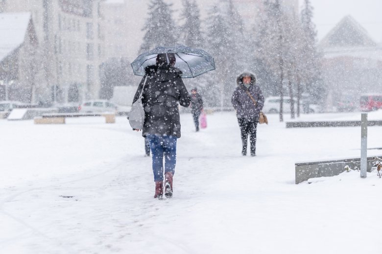 Beköszönt az igazi tél: erős szél és havazás, a hegyekben hóviharok várhatók
