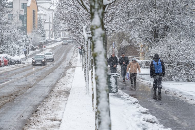 Fennakadásokat okozott a havazás a csíkszeredai közlekedésben