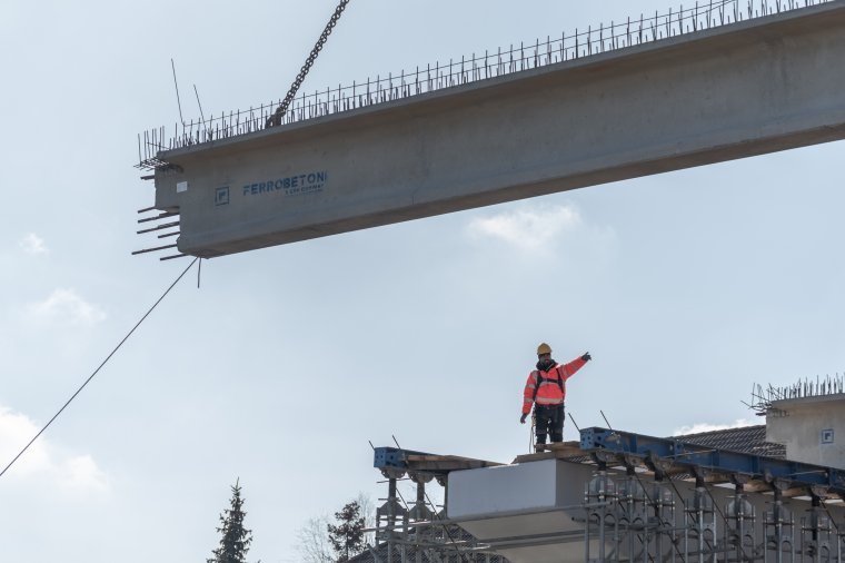Újabb betongerendák érkeznek Csíkszeredába, ezúttal útlezárással jár a helyreillesztésük