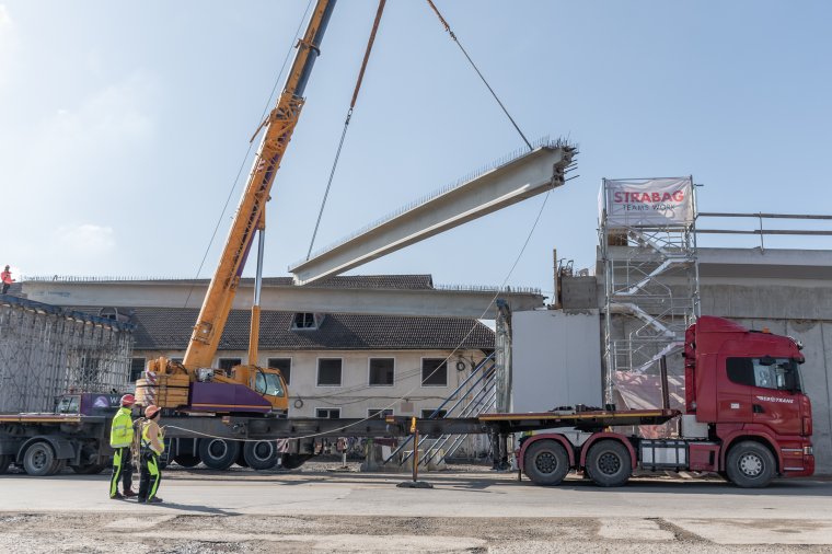 Újabb betongerendákat szállítanak Csíkszeredába