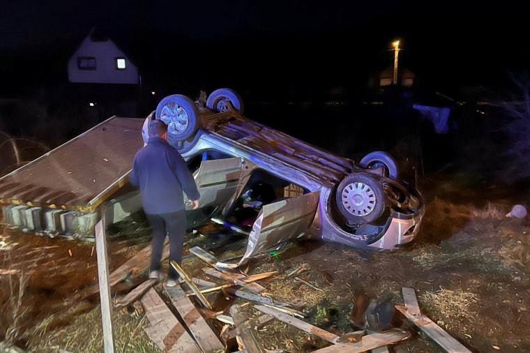 Rosszul végződő manőver: felborult az előzésben ütköző autó Csíkszereda bejáratánál