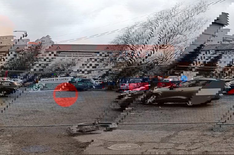 Lezárták a Gál Sándor téri parkolót, válaszként többen szembementek a forgalommal