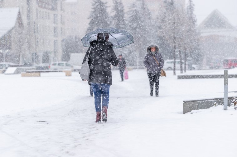Beköszönt az igazi tél: erős szél és havazás, a hegyekben hóviharok várhatók