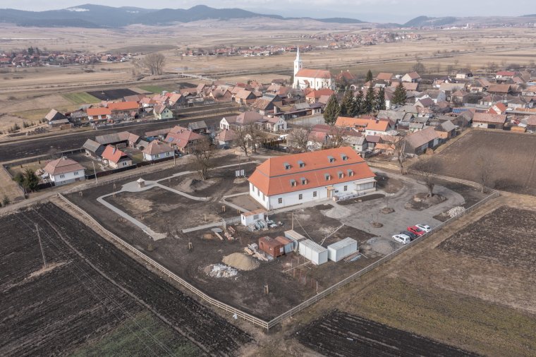 Határidőre megújul a Henter-kúria