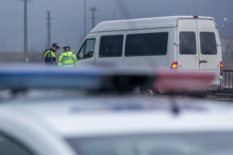 Öt járművet érintő baleset történt Krassó-Szörény megyében, egy személy meghalt, négyen megsérültek