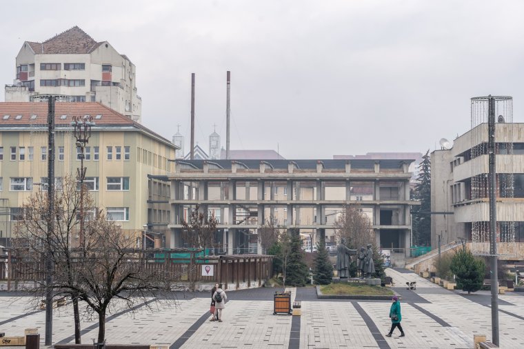 Készülnek, de hogy? Lassan épülő iskolai tornatermek