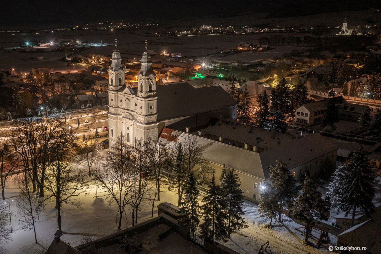 A csíksomlyói kegytemplom és behavazott környéke január 28-án •  Fotó: Pinti Attila