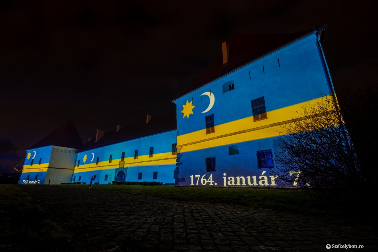 A székely zászló színeiben világították ki január 7-én este a csíkszeredai Mikó-vár homlokzatát a madéfalvi veszedelem 259. évfordulóján •  Fotó: Pinti Attila
