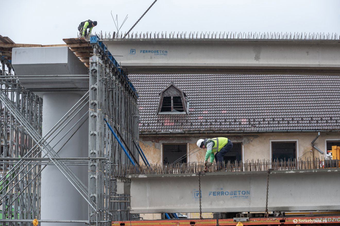 A vasúti felüljáró újjáépítése jelentősen megterheli a csíkszeredai költségvetést •  Fotó: Pinti Attila