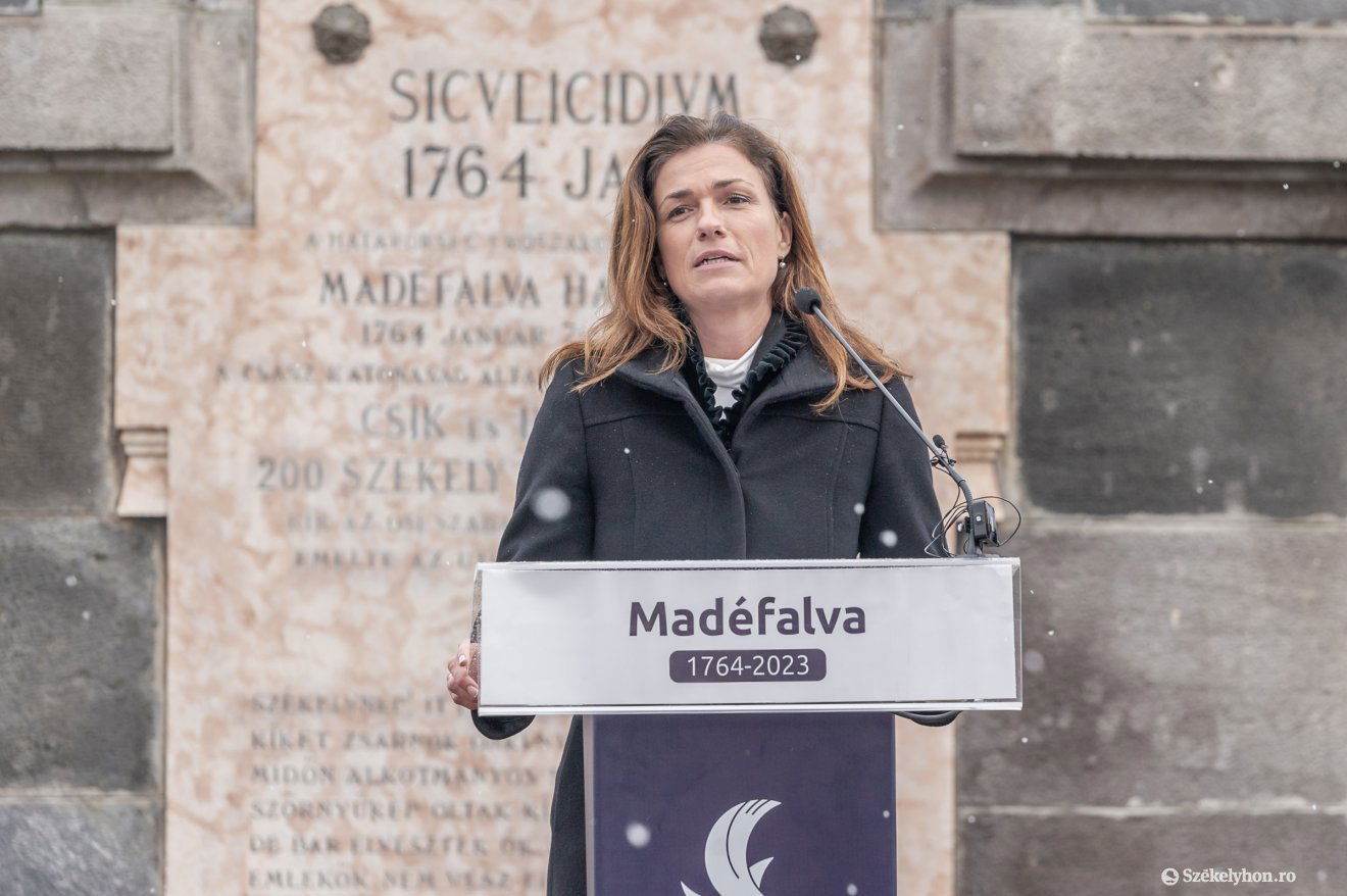 Idei ünnepi beszédében Varga Judit, Magyarország igazságügyi minisztere elmondta, hogy Székelyföldre a helyiek vendégszeretetének és a magyar szónak, a mítoszokat és legendákat megelevenítő hegyeknek és völgyeknek köszönhetően a magyar nemzet minden tagja lélekben hazatérhet •  Fotó: Pinti Attila