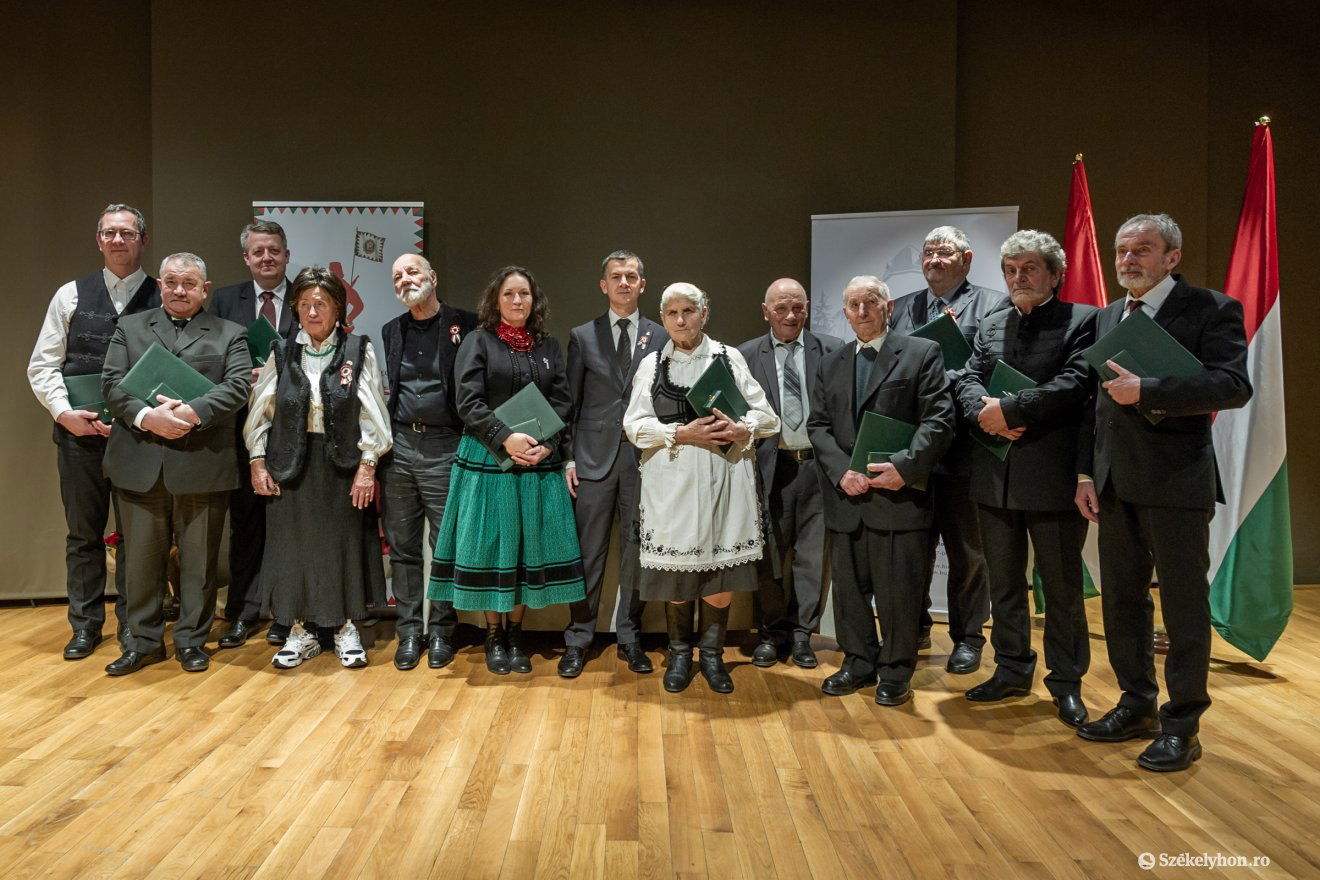 A kitüntetettek Tóth László főkonzul társaságában •  Fotó: Pinti Attila