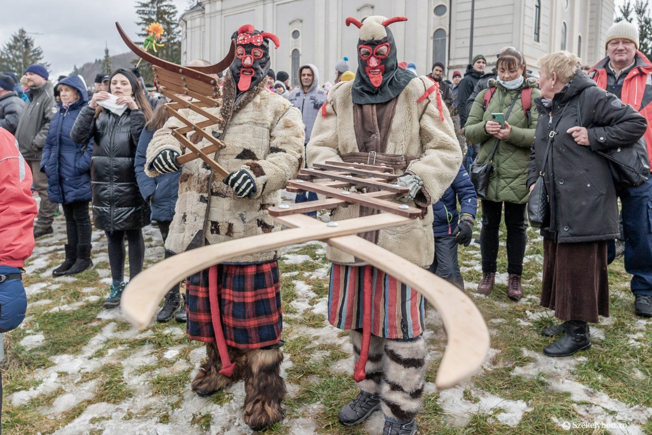 Hagyományőrző csoportok tagjai, maskarákba bújt mulatozók, zenészek és számos érdeklődő járta be február 18-án Csíkszereda utcáit a 31. Hargita megyei farsangtemetésen •  Fotó: Pinti Attila