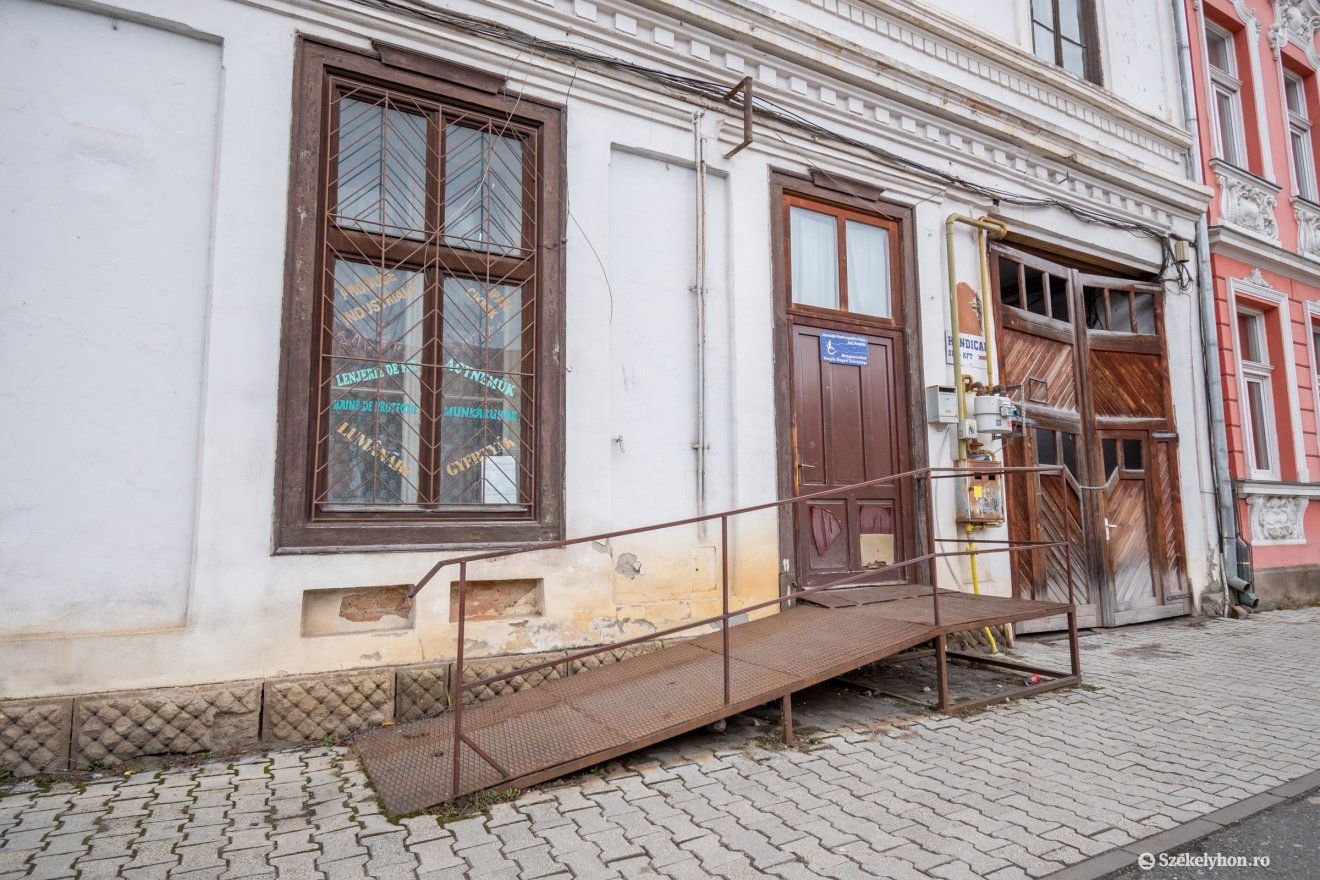 A régi épület továbbra is üresen áll, keresik a megfelelő rendeltetést számára •  Fotó: Pinti Attila
