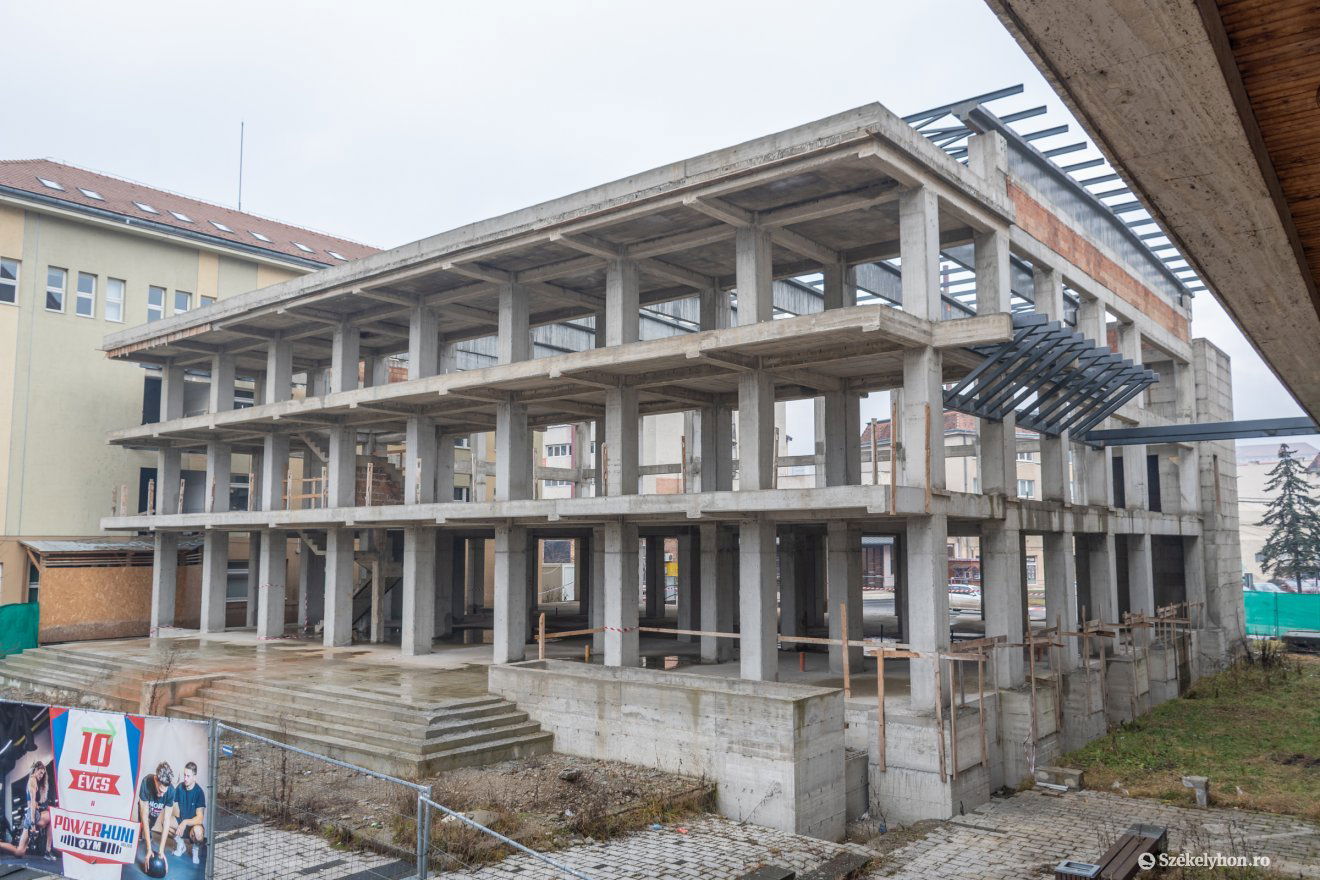 A Nagy István Művészeti Középiskola tornaterme őszre elkészülhet •  Fotó: Pinti Attila