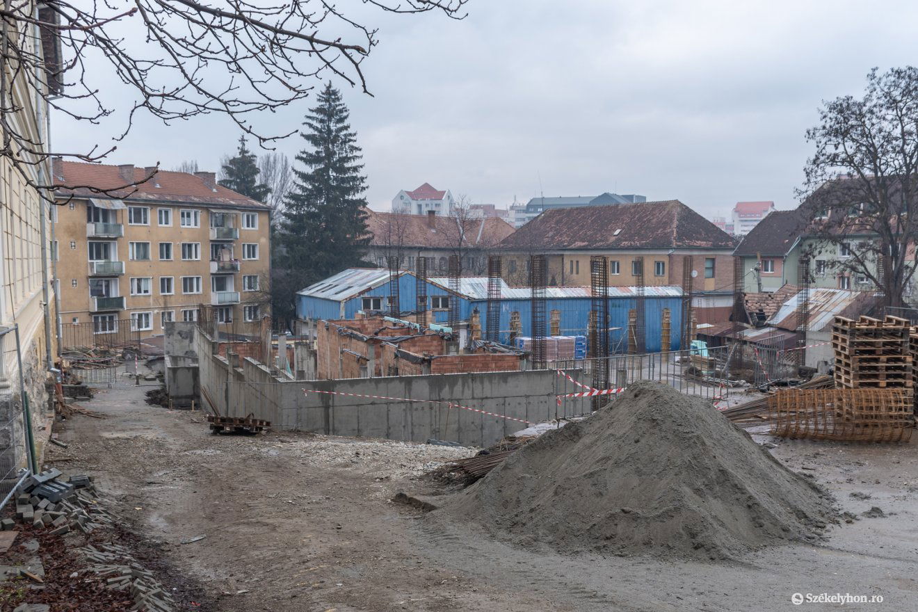 A Petőfi Sándor Általános Iskolánál lassan halad a munka •  Fotó: Pinti Attila