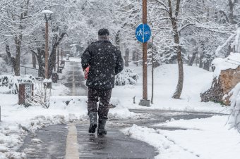 Keletre vonul a télies időjárás, de továbbra is erős szélre, havazásra kell számítani