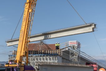 Nem vehetnek részt közbeszerzéseken, de a felüljárót befejezik