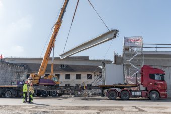 Újabb betongerendákat szállítanak Csíkszeredába