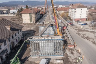 Így emelték a helyükre a felüljáró első betongerendáit