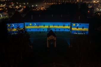 A székely zászló színeiben pompázott a várfal