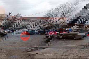 Lezárták a Gál Sándor téri parkolót, válaszként többen szembementek a forgalommal