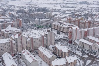 Fehérbe öltözött a város
