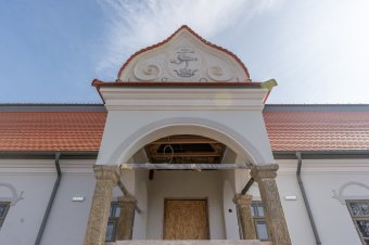 Megnyitják a felújított Henter-kúria kapuit