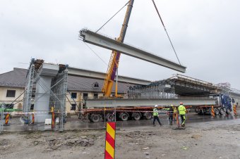 Negyede megvan: már „csak” hatvan gerendát kell leszállítani és felhelyezni