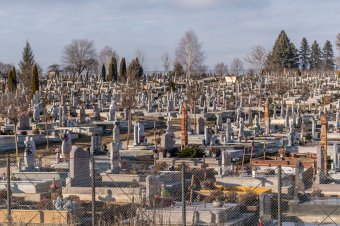 Nagyobb ravatalozóra és temetőre van szükség