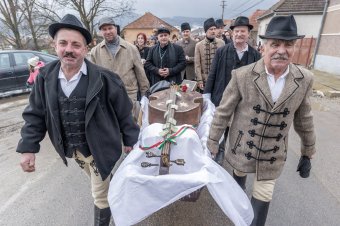 Hagyományőrzők százai temették a farsangot és a telet Csíkszeredában