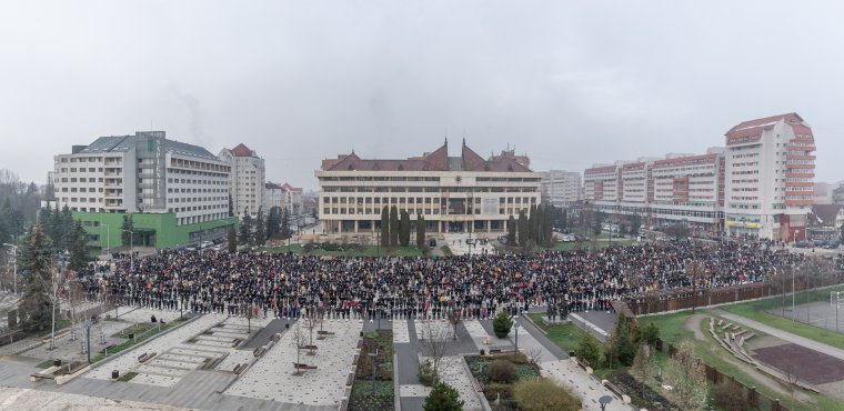 Ismét példát mutattak fegyelmezettségből a csíkszeredaiak a legnagyobb húsvétvasárnapi ételszentelésen