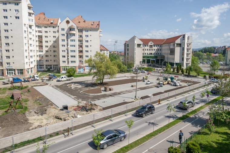 A körparkolónak már nyoma sincs, a játszótér és a park még várhat
